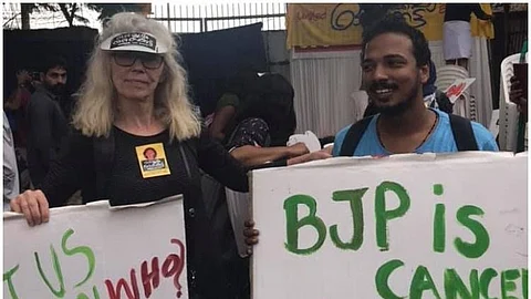 ‘രാജ്യം വിടണം’ ; പൗരത്വ നിയമത്തിനെതിരെ കൊച്ചിയില് പ്രതിഷേധിച്ച വിദേശ വനിതയോട് ഇമിഗ്രേഷന് വകുപ്പ്