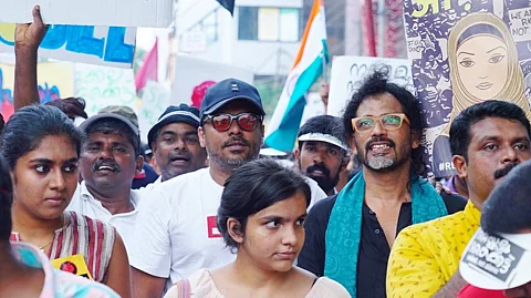 ‘ചാണകത്തില് ചവിട്ടില്ല’, സന്ദീപ് വാര്യരുടെ ഭീഷണിക്ക് ആഷിക് അബുവിന്റെ മറുപടി