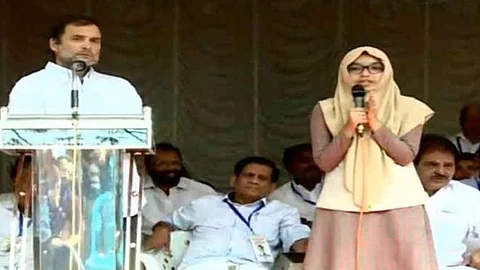 പരിഭാഷയ്ക്ക് ആരെങ്കിലും വേദിയിലെത്താമോയെന്ന് രാഹുല്, റെഡിയെന്ന് സഫ, പ്രസംഗം മലയാളീകരിച്ച് കയ്യടി നേടി പ്ലസ് വണ് വിദ്യാര്ത്ഥി