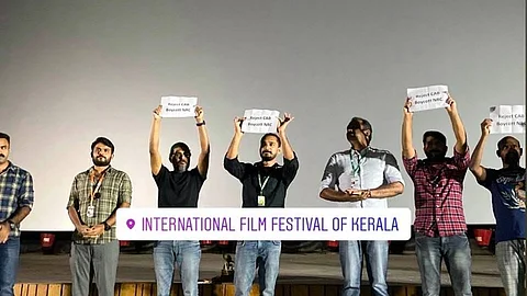 ഐഎഫ്എഫ്കെ സ്ക്രീനിങ്ങിനിടെ പൗരത്വബില്ലിനെതിരെ പ്രതിഷേധം; പ്ലക്കാര്ഡുമായി ‘ഉണ്ട’ സംവിധായകനും സംഘവും
