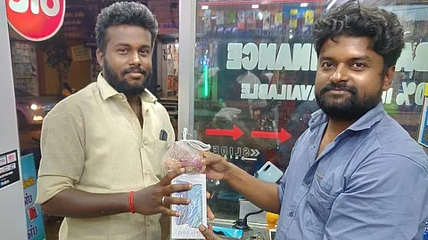 ‘സ്മാര്ട്ട് ഫോണ് വാങ്ങൂ,ഒരു കിലോ ഉള്ളി സൗജന്യമായി നേടൂ’