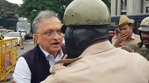 ഗാന്ധി പോസ്റ്ററുമായി പ്രതിഷേധം, ബംഗളൂരുവില് രാമചന്ദ്ര ഗുഹ അറസ്റ്റില്