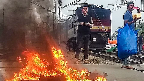 പൗരത്വനിയമം: പ്രതിഷേധം കത്തുന്നു; ബംഗാളില് അഞ്ച് ട്രെയിനുകള്ക്ക് തീവെച്ചു