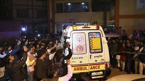 ഉന്നാവോ ബലാല്സംഗക്കേസ് പ്രതികള് തീകൊളുത്തിയ യുവതി മരിച്ചു, കൊല ഭീഷണിക്ക് വഴങ്ങാത്തതിനാല്