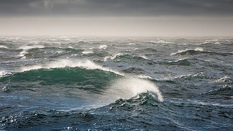അറബിക്കടലില് ന്യൂനമര്ദം; മത്സ്യ തൊഴിലാളികള് കടലില് പോകരുത്