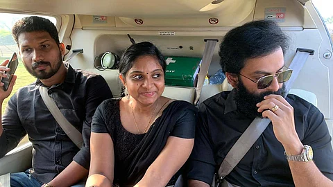 ആരാധകര്ക്കൊപ്പം ഹെലികോപ്റ്ററില് വിജയമാഘോഷിച്ച് പൃഥ്വിരാജ്, ആദ്യയാത്ര കൊച്ചിയില് നിന്ന് കോഴിക്കോട്