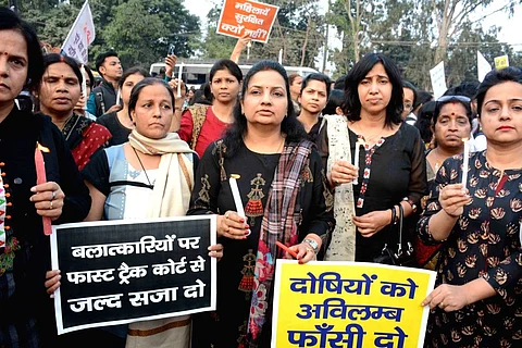 തൃപുരയില് കൂട്ടബലാത്സംഗത്തിന് ഇരയാക്കിയ ശേഷം 17 കാരിയെ കാമുകനായ പ്രതിയും അമ്മയും ചേര്ന്ന് തീക്കൊളുത്തി കൊന്നു