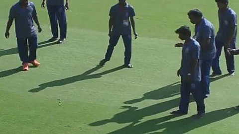 ‘ഫീൽഡ് ചെയ്യാൻ ഞാനുമുണ്ട് !’; രഞ്ജി ട്രോഫി മത്സരത്തിനിടെ മൈതാനത്ത് പാമ്പ്