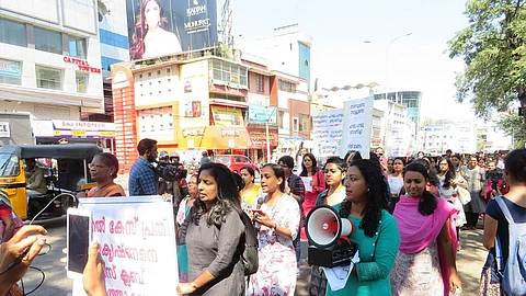 സദാചാര ആക്രമണം: എം രാധാകൃഷ്ണന് സസ്പെന്ഷന്;നടപടി വനിതാ മാധ്യമപ്രവര്ത്തകരുടെ പ്രതിഷേധത്തെത്തുടര്ന്ന്