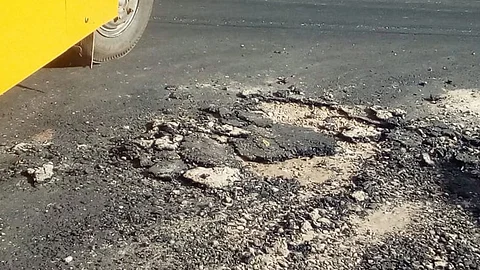 കിഫ്ബി റോഡ് ടാറിങ് കഴിഞ്ഞ് മണിക്കൂറുകള്ക്കകം പൊളിഞ്ഞു; ചോദ്യം ചെയ്തപ്പോള് ഉദ്യോഗസ്ഥര് തട്ടിക്കയറിയെന്ന് നാട്ടുകാര്