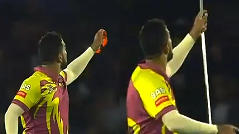 വ്യത്യസ്ത ആഘോഷവുമായി ഷംസി; വിക്കറ്റ് നേടിയ ശേഷം മാജിക് കാണിച്ച് ദക്ഷിണാഫ്രിക്കൻ താരം