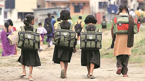 ‘കുട്ടികളുടെ അത്മാഭിമാനം തകര്ക്കരുത്’ ; സാമ്പത്തികമായി പിന്നോക്കം നില്ക്കുന്നവര്ക്കുള്ള സഹായം കൊട്ടിഘോഷിക്കേണ്ടെന്ന് സര്ക്കുലര്