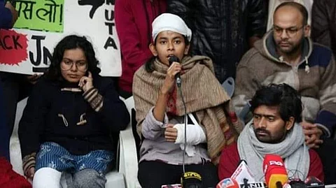 ഒരിഞ്ചും പിന്നോട്ടില്ല, ഇരുമ്പുദണ്ഡിന് സംവാദമാണ് നിങ്ങള്ക്കുള്ള മറുപടിയെന്ന് ഓയ്ഷി ഘോഷ്