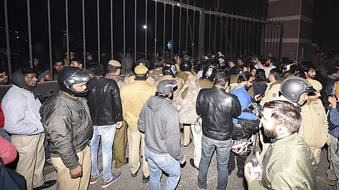 ജെഎന്യു: അക്രമികളെ പിടികൂടാതെ പൊലീസ്; വിസിയെ മാറ്റണമെന്ന് ജെഡിയു