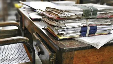 മുഖ്യമന്ത്രിയുടെ നിര്ദേശം പാലിക്കാതെ സര്ക്കാര് വകുപ്പുകള്; ചുവപ്പുനാടയില് കുരുങ്ങി 1,11,000 ഫയലുകള്