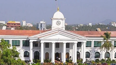 സര്ക്കാര് ജീവനക്കാര്ക്ക് ശമ്പളം നല്കാന് പണമില്ല; അടുത്ത മാസം പകുതിയാക്കിയേക്കും; ലീവ് സറണ്ടറിന് മൂന്ന് മാസത്തേക്ക് വിലക്ക്