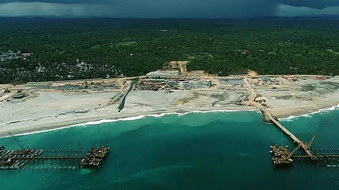 അദാനിക്ക് അന്ത്യശാസനം; വിഴിഞ്ഞം പദ്ധതി മൂന്ന് മാസത്തിനകം പൂര്ത്തിയാക്കണമെന്ന് സര്ക്കാര്; പാറയില്ലെന്ന് വിശദീകരണം