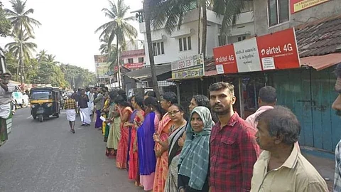 മകന് യുഎപിഎ ചുമത്തി ജയിലില്, മനുഷ്യശൃംഖലയില് കണ്ണി ചേര്ന്ന് താഹയുടെ ഉമ്മയും സഹോദരനും