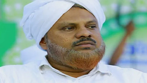 ‘ശരീരഭാഗങ്ങള് പ്രദര്ശിപ്പിച്ചുള്ള മുഷ്ടിചുരുട്ടി പ്രകടനം ഇസ്ലാം അനുവദിക്കുന്നില്ല’ ; സമരത്തിനിറങ്ങിയവരെ അധിക്ഷേപിച്ച് സമസ്ത നേതാവ്