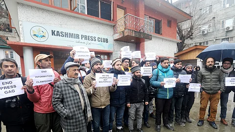 ഇന്റര്നെറ്റ് നിരോധിച്ചിട്ട് 157 ദിവസം: ‘ജോലിയെ ബാധിക്കുന്നു’, നിരോധനം നീക്കണമെന്ന ആവശ്യവുമായി കാശ്മീരിലെ മാധ്യമപ്രവര്ത്തകര്