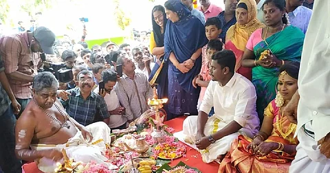 ‘പള്ളി മുറ്റത്ത് കതിര്മണ്ഡപം’: അഞ്ജുവിന്റെയും ശരതിന്റെയും വിവാഹം ആഘോഷമാക്കി ചേരാവള്ളിക്കാര്
