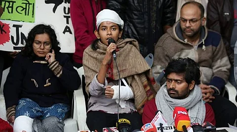 ജെഎന്യു: ‘നാലു മിനിറ്റില് രണ്ട് എഫ്ഐആര്’, ഐഷെ ഘോഷിനെതിരായ പോലീസ് നടപടി വിവാദത്തില്