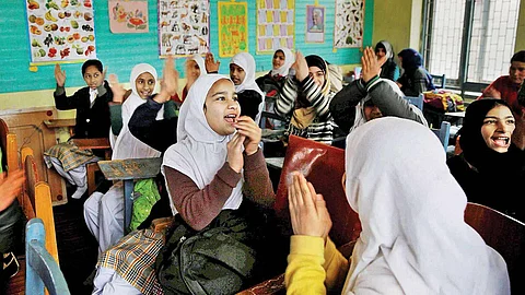 ‘പ്രയാസമാണ് എങ്കിലും ഞങ്ങള് പിന്മാറില്ല’; 17 വര്ഷത്തിനിടയിലെ ഏറ്റവും മികച്ച വിജയം നേടി കശ്മീരിലെ വിദ്യാര്ത്ഥികള്