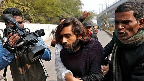 ‘ഞാന് തരാം സ്വാതന്ത്ര്യമെന്ന് അലറിയാണ് വെടിയുതിര്ത്തത്’; തോക്കുധാരിയെ തടയാതെ പൊലീസ് കാഴ്ചക്കാരായെന്ന് വിദ്യാര്ത്ഥികള്