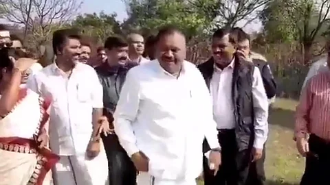 'ചെരുപ്പഴിച്ച് നല്കിയത് ഭയം കൊണ്ട്, അപമാനമോര്ത്ത് കരയുകയായിരുന്നു'; ചെരുപ്പഴിപ്പിച്ച തമിഴ്നാട് മന്ത്രിക്കെതിരെ ആദിവാസി ബാലന്റെ പരാതി