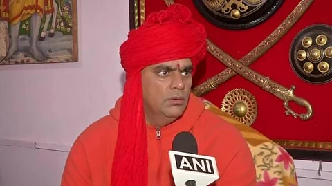 ‘കൊറോണയ്ക്ക് ചികിത്സ ചാണകവും ഗോമൂത്രവും’; വൈറസ് തുരത്താന് പ്രത്യേക യജ്ഞം നടത്തുമെന്ന് ഹിന്ദു മഹാസഭ അധ്യക്ഷന്