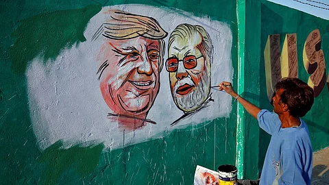 'ട്രംപിന് നമസ്തേ ചേരികളില് നിന്ന് വേണ്ട'; മതില് കെട്ടലിന് പിന്നാലെ ഗുജറാത്തില് ചേരികള് ഒഴിപ്പിക്കുന്നു