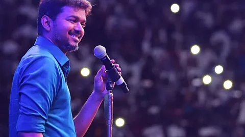 ആദ്യം കാരവാനില് റെയ്ഡ്, ആരെന്ന് വെളിപ്പെടുത്താതെ ലൊക്കേഷനില്, വിജയ്യെ കസ്റ്റഡിയിലെടുത്തത് സിനിമാ സ്റ്റൈലില്