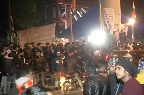 ജാമിയയുടെ അഞ്ചാം നമ്പര് ഗേറ്റിന് മുന്നില് നിറയൊഴിച്ചത് ബൈക്കിലെത്തിയ സംഘം; നാല് ദിവസത്തിനിടെ മൂന്നാം വെടിവെപ്പ്