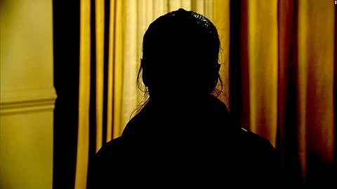 ഒരു പാക്കറ്റ് മുളകുപൊടി മോഷ്ടിച്ചെന്ന് ആരോപിച്ച് വീട്ടമ്മയെ 7 മണിക്കൂര് തടഞ്ഞുവെച്ച് ഭീഷണിപ്പെടുത്തി ; 2 ജീവനക്കാര് അറസ്റ്റില്