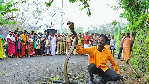 വാവ സുരേഷ് മണ്ടത്തരം തിരിച്ചറിയണം, അദ്ദേഹത്തോടല്ലാതെ, പാമ്പിനോട് കടിക്കരുതെന്ന് പറയാന് പറ്റില്ലല്ലോ