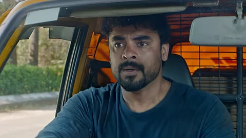 ത്രില്ലിംഗ് ഫോറന്സിക്, സീരിയല് കില്ലറെ തേടി ടൊവിനോ തോമസ്