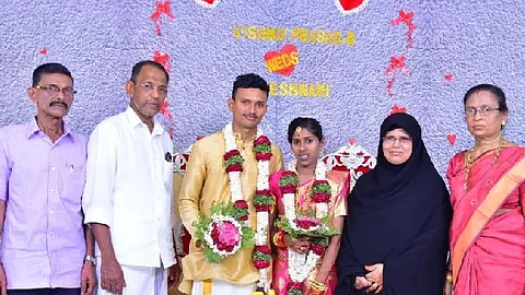 അബ്ദുള്ളയുടെ മകള് രാജേശ്വരിയുടെ കഴുത്തില് താലി ചാര്ത്തി വിഷ്ണുപ്രസാദ്; മതസൗഹാര്ദത്തിന് മറ്റൊരു മാതൃക