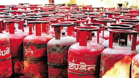 പാചകവാതക വില കുത്തനെ കൂട്ടി ; ഒറ്റയടിക്ക് വര്ധിപ്പിച്ചത് 146 രൂപ