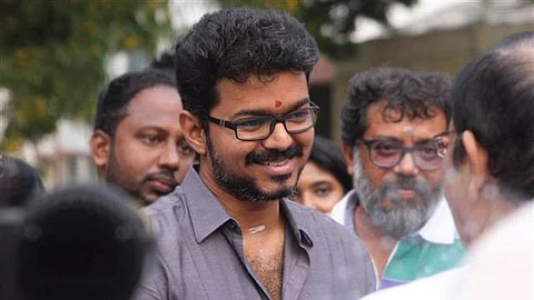 ‘വി സ്റ്റാന്ഡ് വിത്ത് വിജയ്’;ട്വിറ്റര് ട്രെന്ഡിംഗ് ആയി ഹാഷ്ടാഗ്,ബിജെപിയെ വെല്ലുവിളിച്ച് സിനിമാ സീനുകളും ട്രോളുകളും