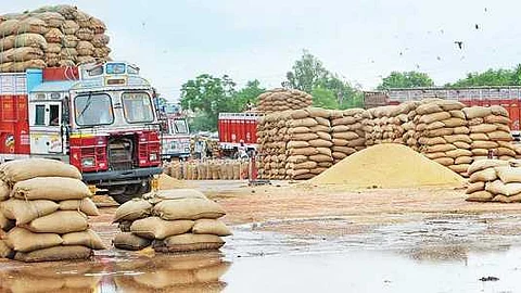 14,000 ക്വിന്റല് ഭക്ഷ്യധാന്യം കെട്ടിക്കിടന്ന് നശിച്ചു; റേഷന്കടകളിലെത്തിച്ചത് പുഴുവരിച്ച അരിയും ഗോതമ്പും