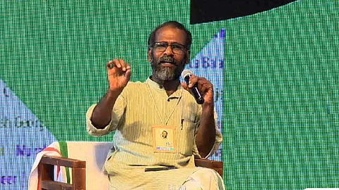 ‘ഗാന്ധിജി വാരിക്കളയാന് ശ്രമിച്ച ചവറാണ് ഇന്ന് ഇന്ത്യ ഭരിക്കുന്നത്’; ആ അഴുക്ക് മതഭ്രാന്താണെന്നും സുനില് പി ഇളയിടം