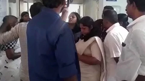 വനിതാ മാധ്യമപ്രവര്ത്തകയ്ക്കും ക്യാമറാമാനും നേരെ കയ്യേറ്റം; ഏഷ്യാവില് വാര്ത്താ ടീമിനെ തടഞ്ഞത് ‘ട്വന്റി 20’