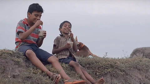'സ്നേഹം
അരച്ചു ചേര്ത്തുണ്ടാക്കിയൊരു
ചിക്കു ഷേക്ക്'; ഷോര്ട് ഫിലിം മഡ് ആപ്പിള്സ്