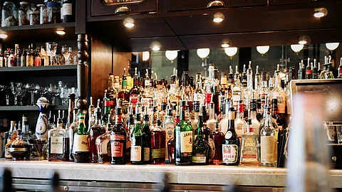ദുബായില് ഇനി മദ്യം വീട്ടിലെത്തും ; കൊവിഡ് പശ്ചാത്തലത്തില് ഹോം ഡെലിവറിക്ക് അനുമതി