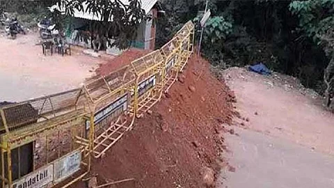 കാസര്ഗോഡന് അതിര്ത്തികളിലെ രോഗികളുടെ ദുരിതം തുടരും, സമ്മര്ദ്ദത്തിന് പിന്നാലെ വയനാട് വഴിയുള്ള റോഡുകള് തുറന്ന് കര്ണാടക