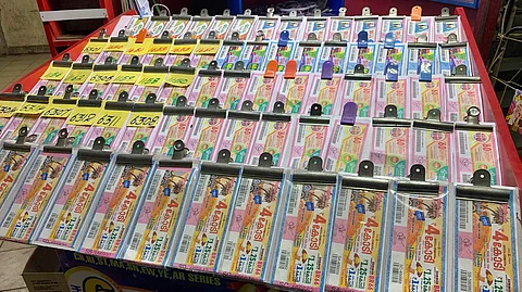 ദിവസവേതനക്കാര്ക്ക് ശമ്പളം മുടങ്ങില്ല; ലോട്ടറി തൊഴിലാളികള്ക്കും സഹായം