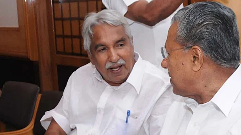 ബിവറേജസ് അടക്കം മദ്യശാലകള് പൂട്ടണമെന്ന് ഉമ്മന്ചാണ്ടി, കൊവിഡ് നേരിടാന് മുഖ്യമന്ത്രിക്ക് നിര്ദേശങ്ങള്