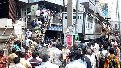 മദ്യം ഓണ്ലൈന് ആയി വീടുകളിലെത്തിക്കണമെന്ന ആവശ്യം; ഹര്ജിക്കാരന് വന് പിഴ ചുമത്തി ഹൈക്കോടതി