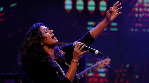 ‘ഈ സമയത്താണോ നിങ്ങടെ പാട്ടും കൂത്തും’, പരിഹസിക്കുന്നവരോട് സിതാര കൃഷ്ണകുമാര് കലാകാരന്മാര് മാസശമ്പളക്കാരല്ല ,ദിവസക്കൂലിക്കാരാണ്