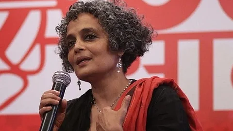 ‘കൊറോണ വൈറസിന്റെ മറ്റൊരു പതിപ്പാണിത്, നമ്മള് രോഗികളാണ്’; ഡല്ഹി കലാപത്തില് പ്രതികരണവുമായി അരുന്ധതി റോയ്